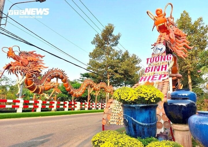 Unique pair of clay dragon statues sets new Vietnamese record